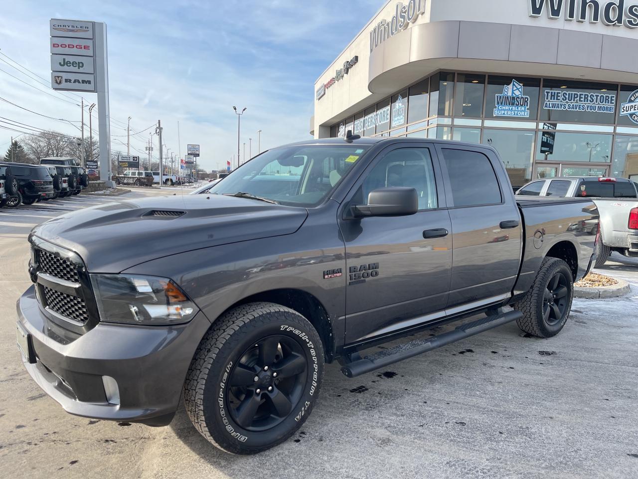 2022 RAM 1500 Classic V8 / SUB ZERO PKG / NIGHT EDITION / BUCKET SEATS Photo0