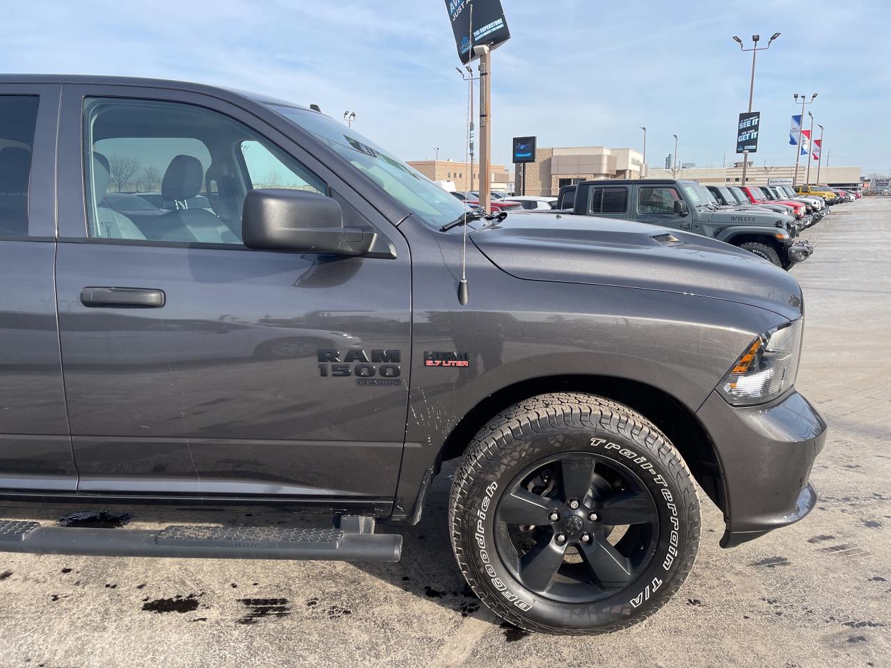 2022 RAM 1500 Classic V8 / SUB ZERO PKG / NIGHT EDITION / BUCKET SEATS Photo3