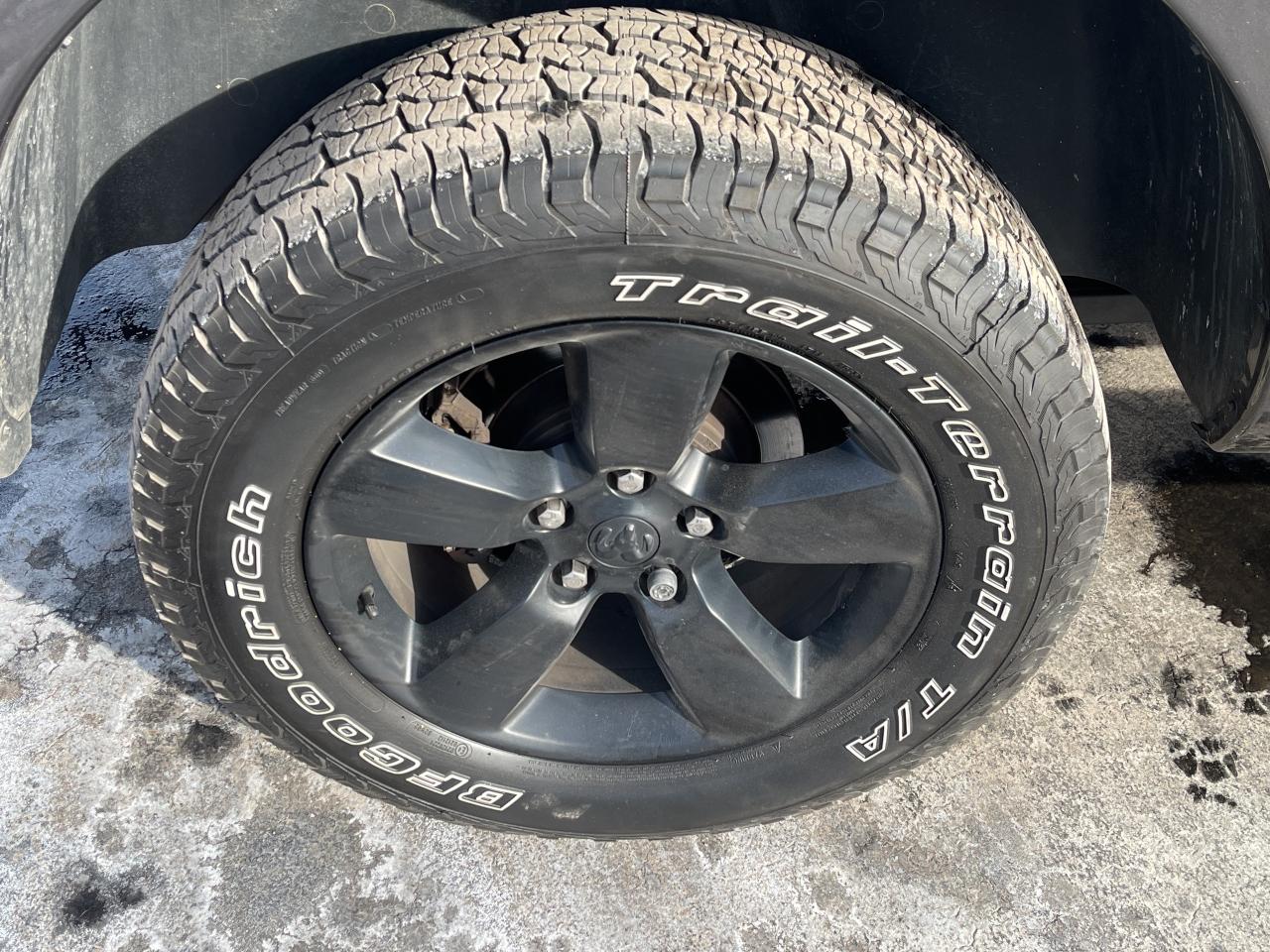 2022 RAM 1500 Classic V8 / SUB ZERO PKG / NIGHT EDITION / BUCKET SEATS Photo4