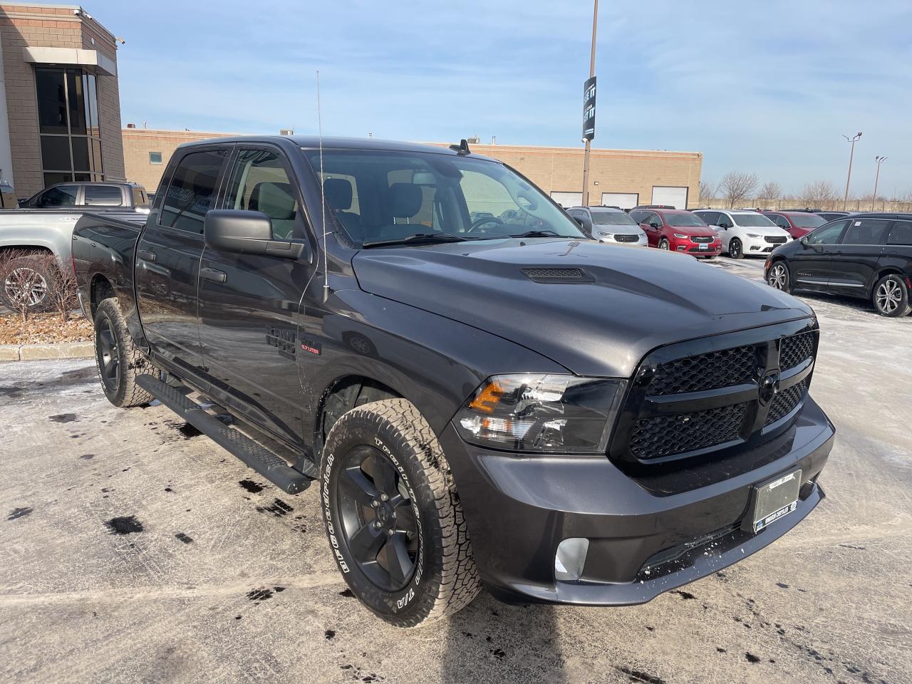 2022 RAM 1500 Classic V8 / SUB ZERO PKG / NIGHT EDITION / BUCKET SEATS Photo2
