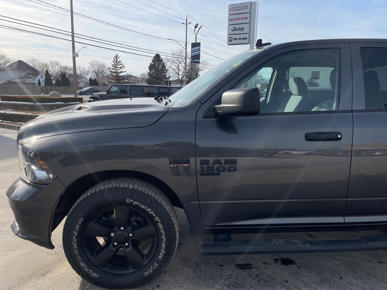2022 RAM 1500 Classic V8 / SUB ZERO PKG / NIGHT EDITION / BUCKET SEATS Photo