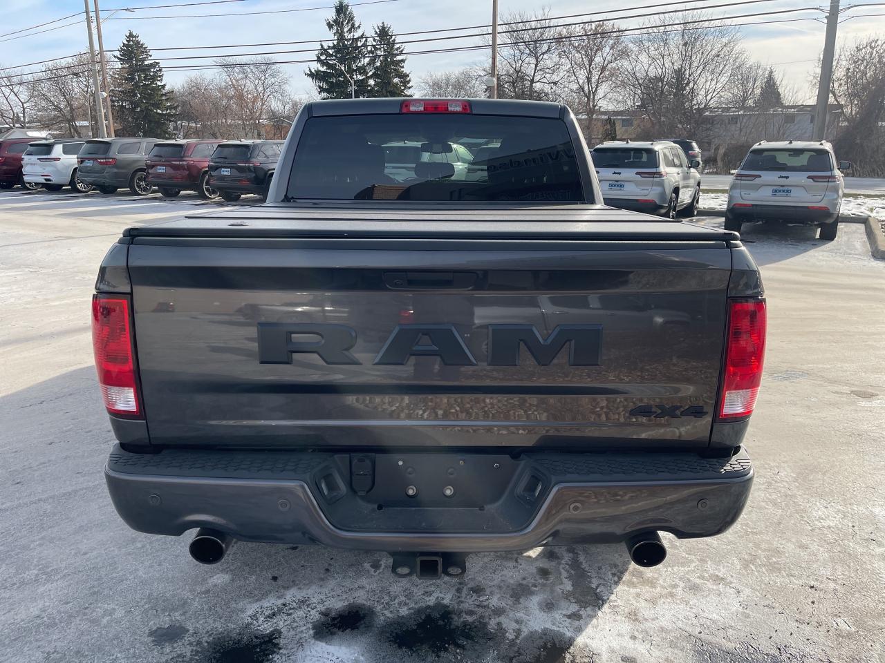 2022 RAM 1500 Classic V8 / SUB ZERO PKG / NIGHT EDITION / BUCKET SEATS Photo