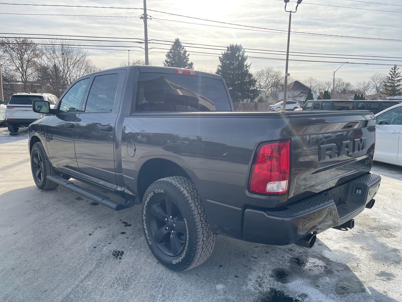 2022 RAM 1500 Classic V8 / SUB ZERO PKG / NIGHT EDITION / BUCKET SEATS Photo