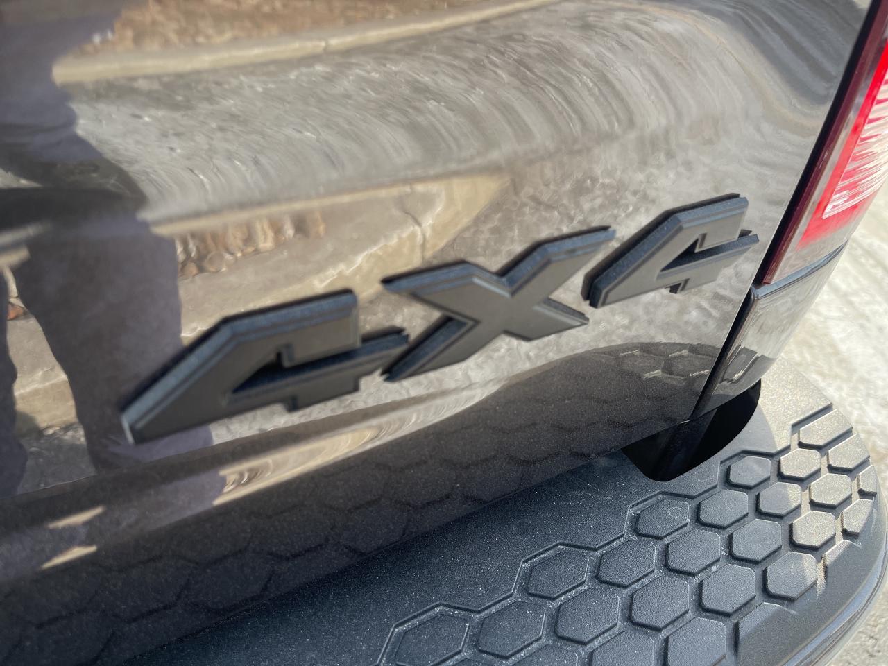 2022 RAM 1500 Classic V8 / SUB ZERO PKG / NIGHT EDITION / BUCKET SEATS Photo