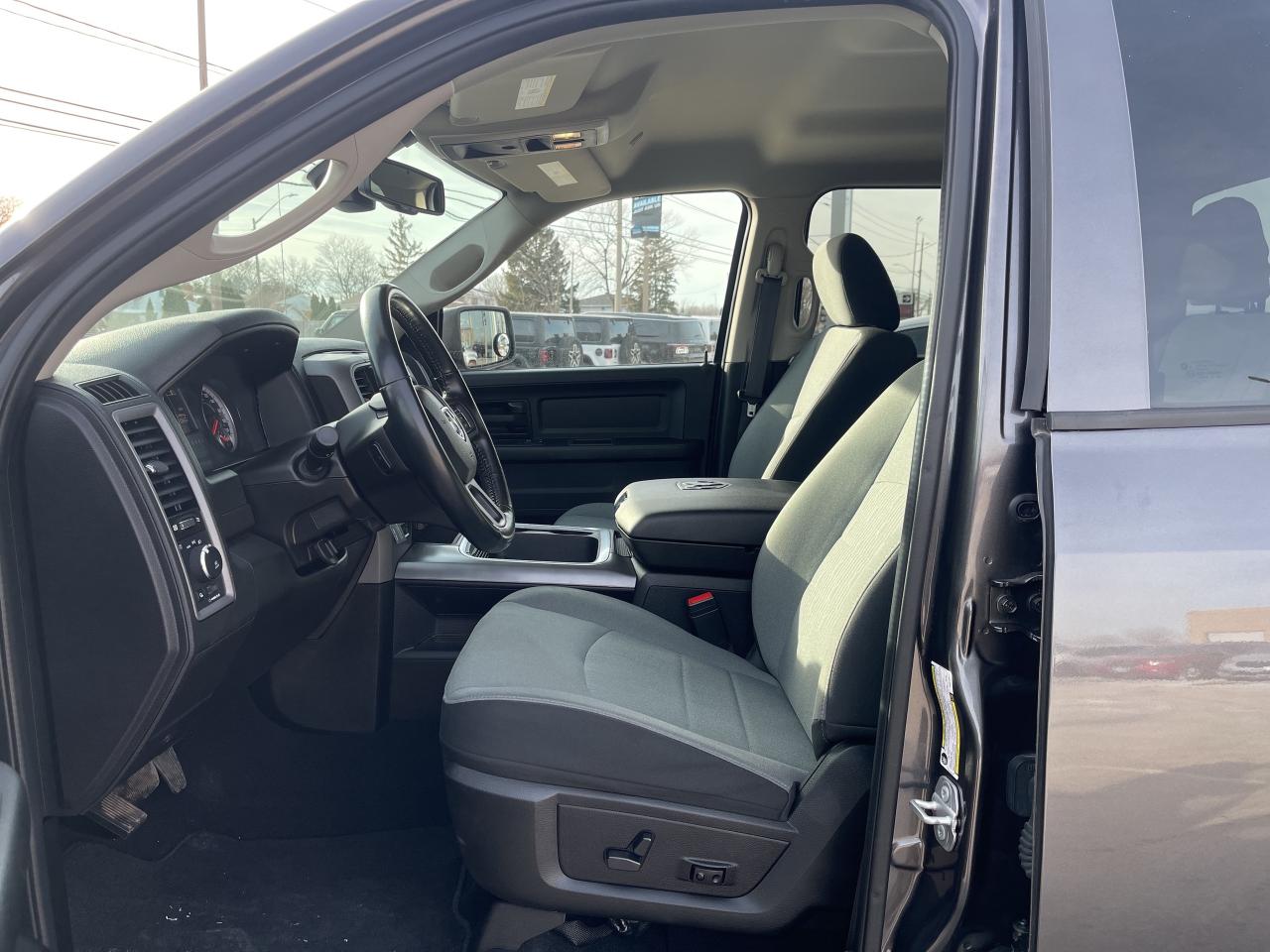 2022 RAM 1500 Classic V8 / SUB ZERO PKG / NIGHT EDITION / BUCKET SEATS Photo