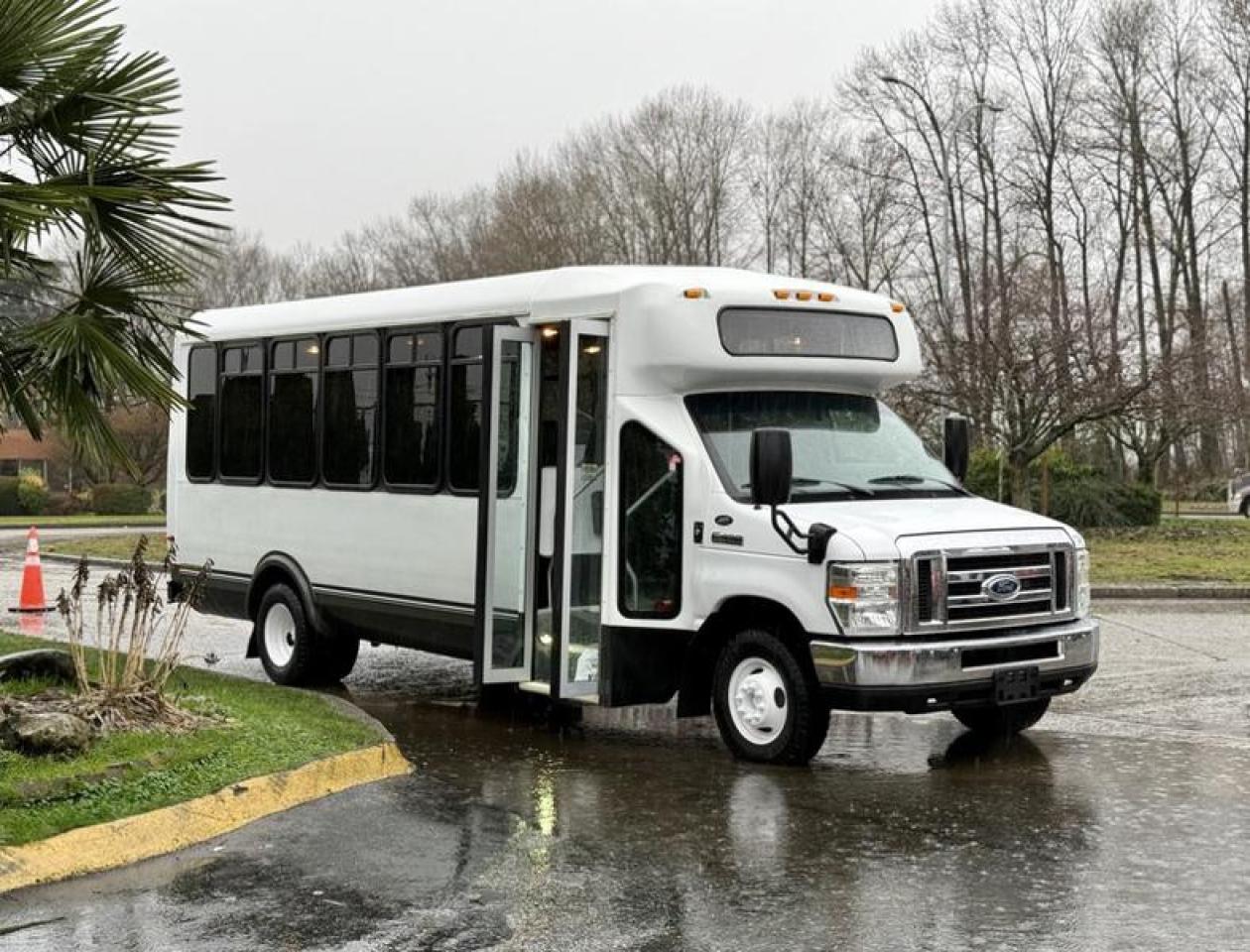 Used 2014 Ford E450 Super Duty 25-Passenger Bus with Front and Rear Air Conditioning for sale in Burnaby, BC