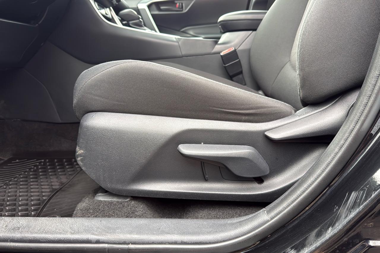 2019 Toyota RAV4 Hybrid LE Photo