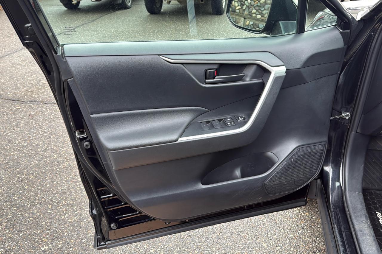 2019 Toyota RAV4 Hybrid LE Photo