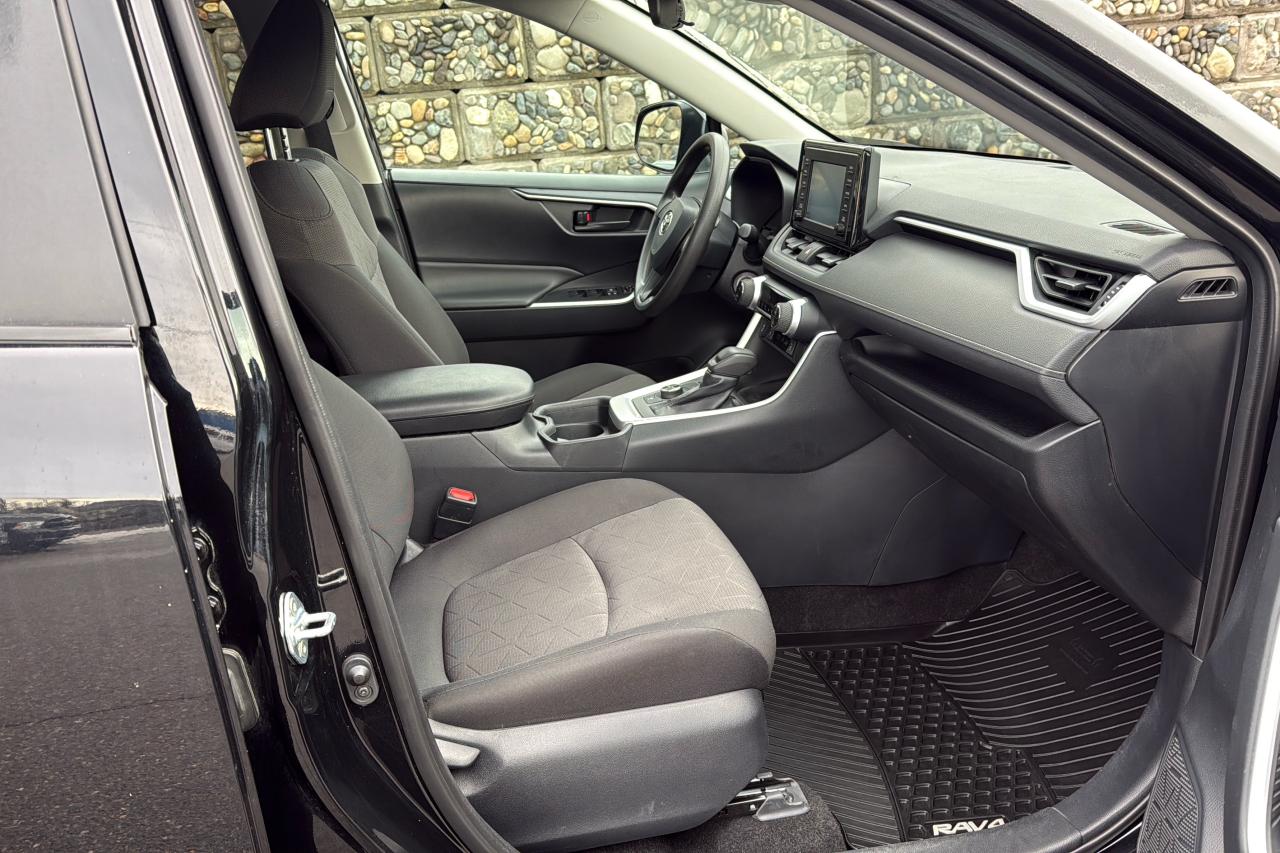 2019 Toyota RAV4 Hybrid LE Photo