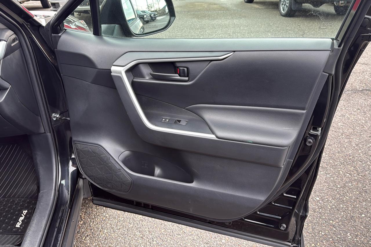 2019 Toyota RAV4 Hybrid LE Photo