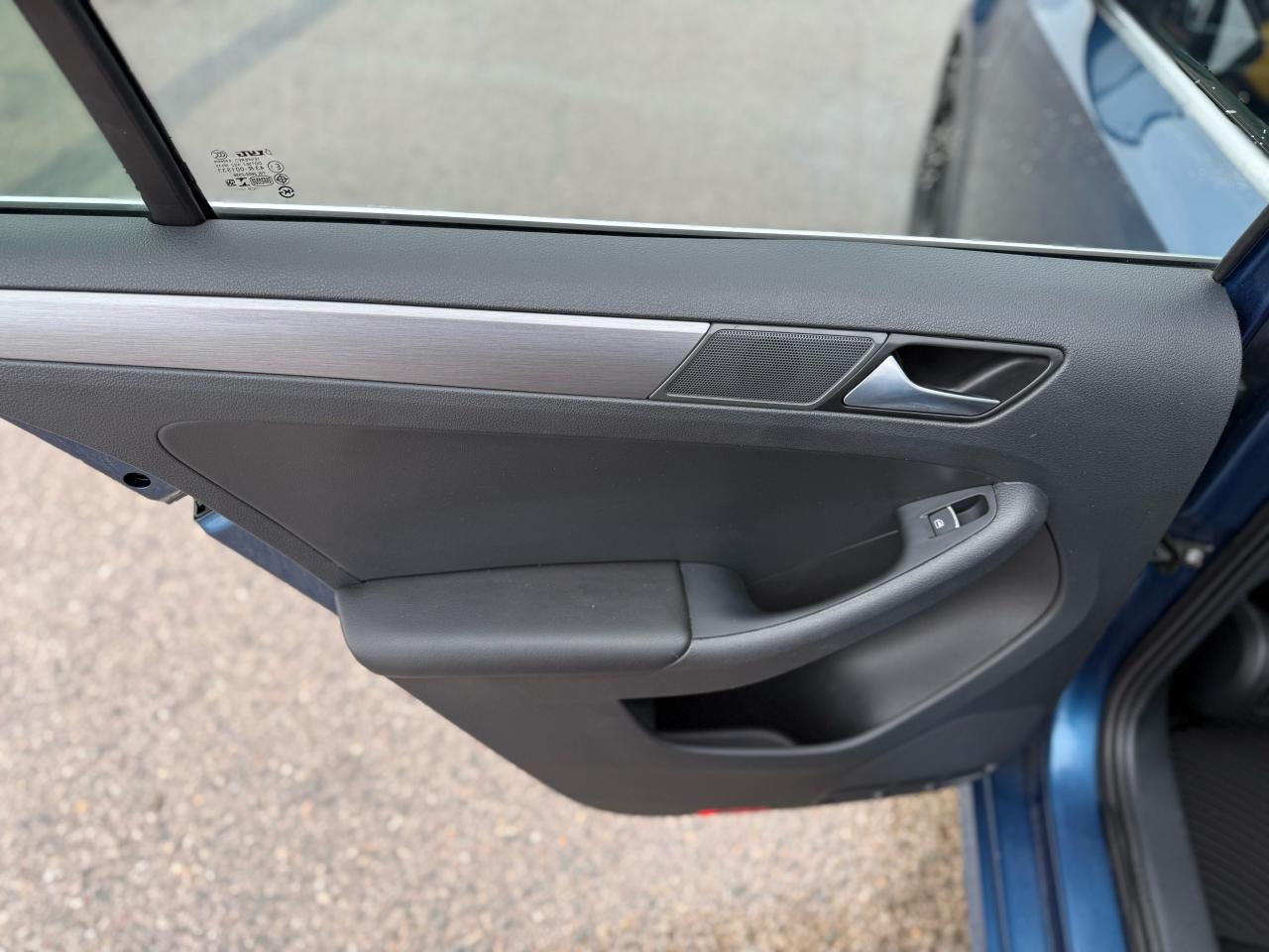 2017 Volkswagen Jetta Highline** Loaded * leather * sunroof Photo