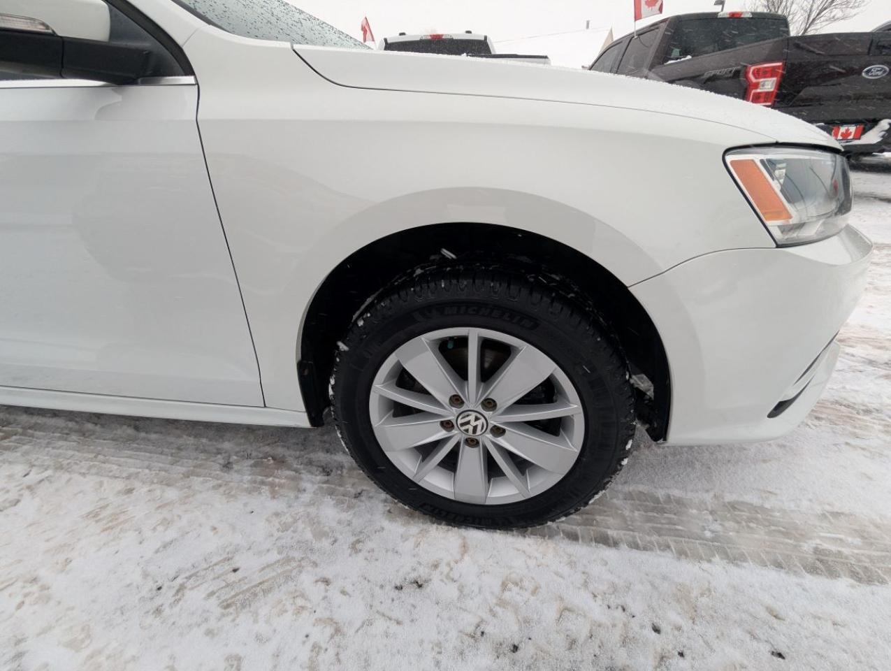 2016 Volkswagen Jetta Trendline 5-SPEED MANUAL/SUNROOF!! Photo4