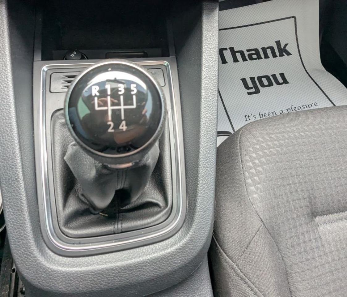 2016 Volkswagen Jetta Trendline 5-SPEED MANUAL/SUNROOF!! Photo