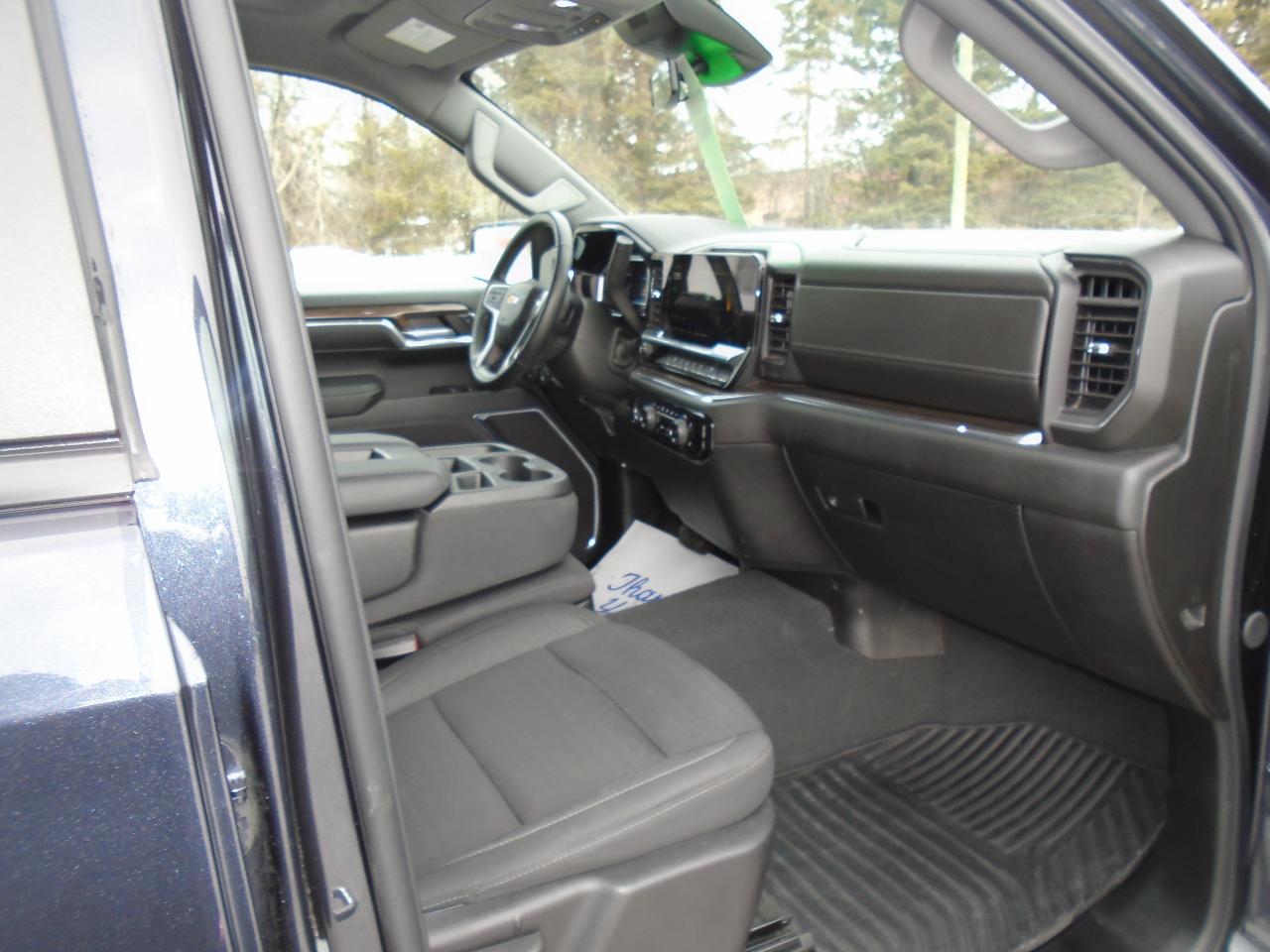 2024 Chevrolet Silverado 1500 CREW CAB LT 4WD Photo