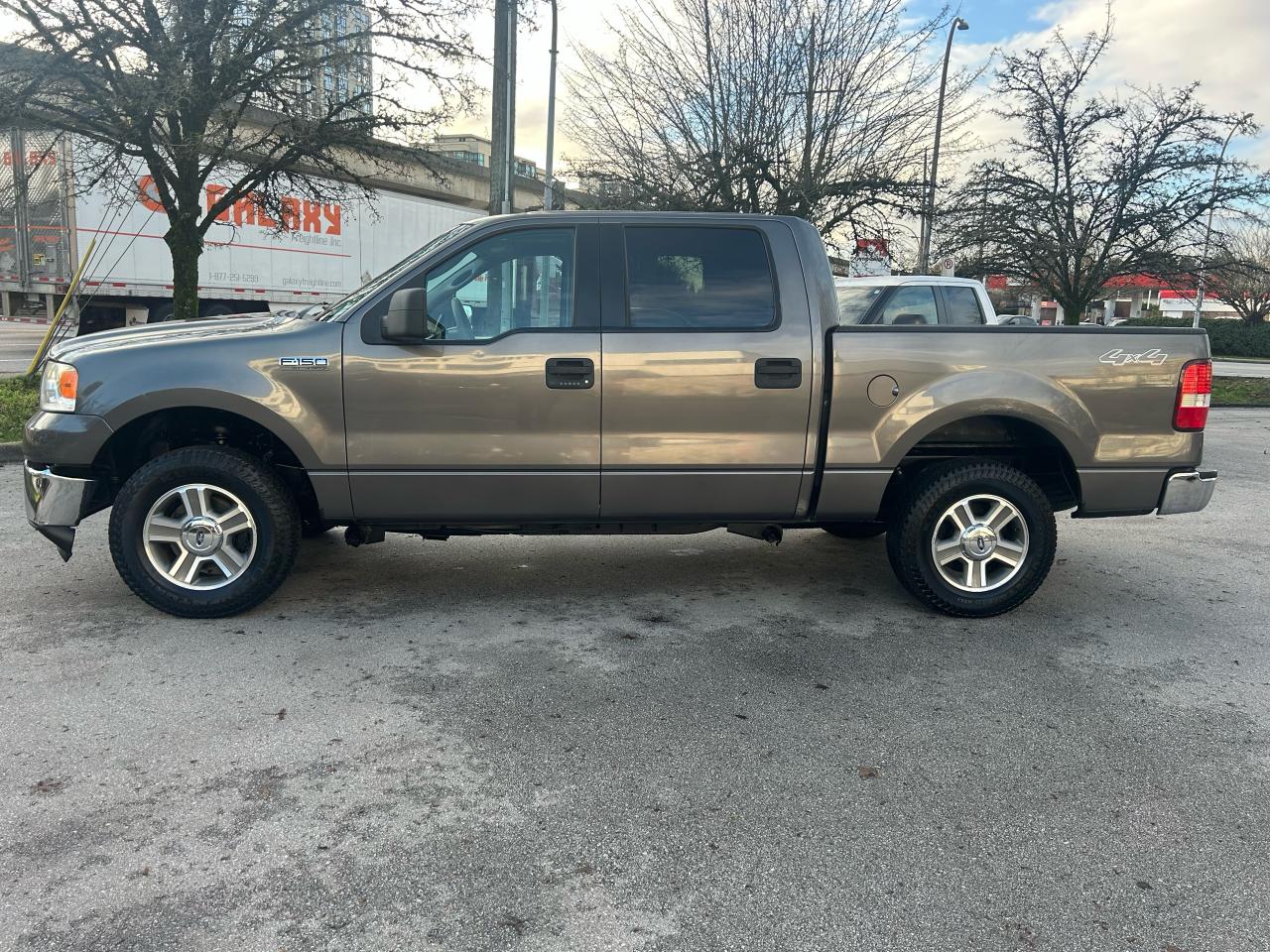 2006 Ford F-150 XLT - Photo #2