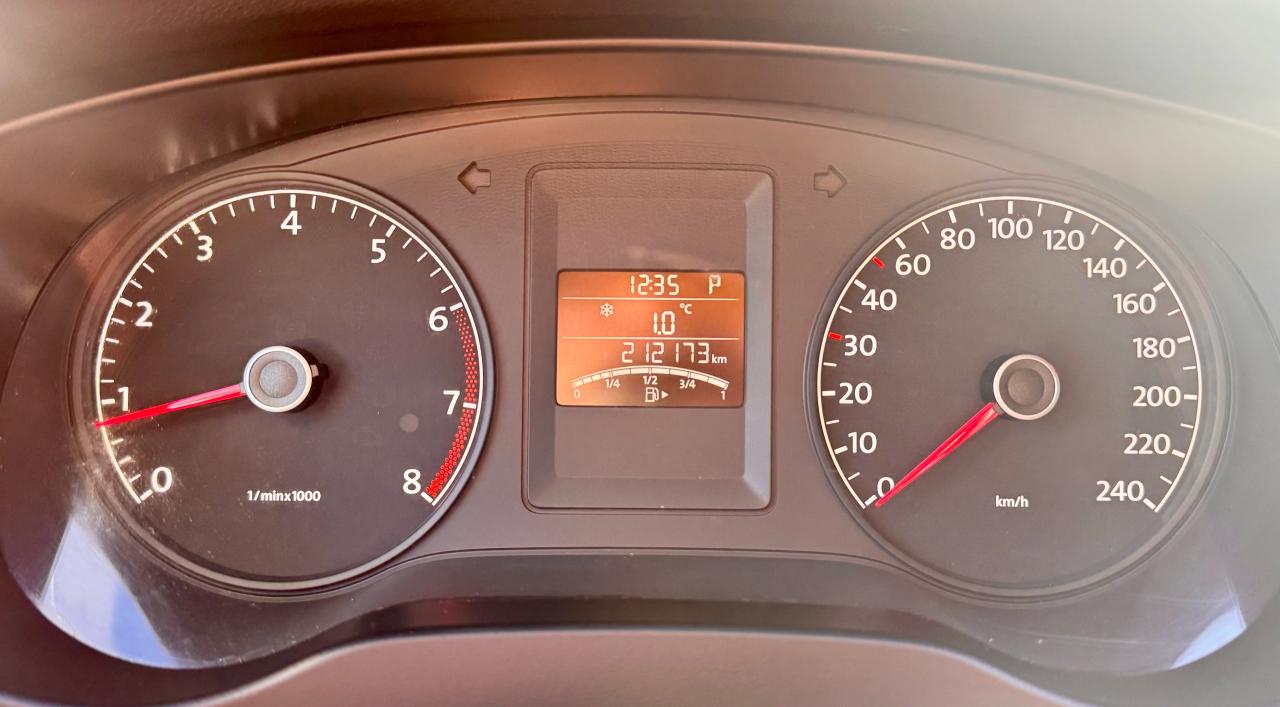 2011 Volkswagen Jetta FINANCING AVAILABLE Photo11