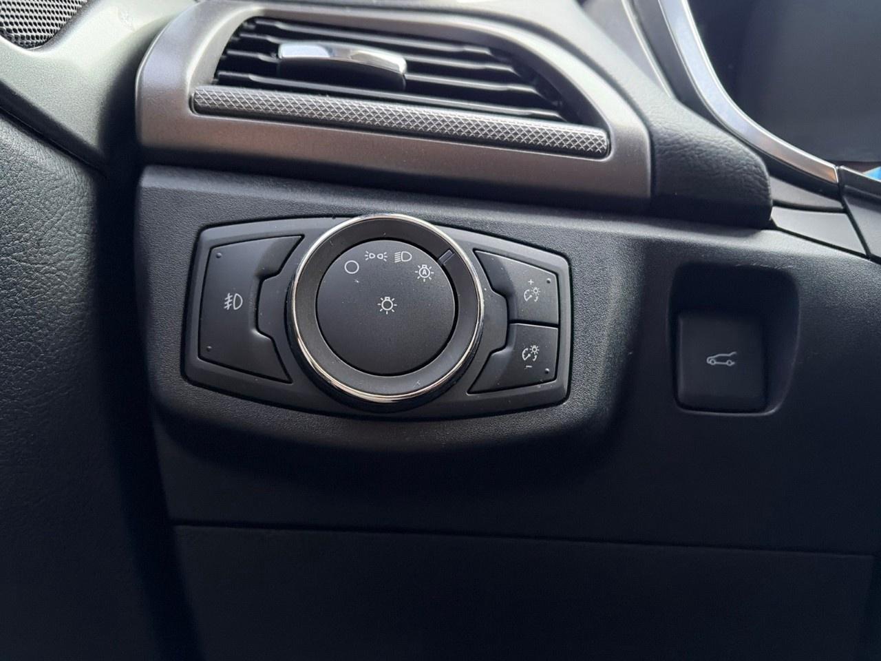 2020 Ford Fusion SE FWD Photo