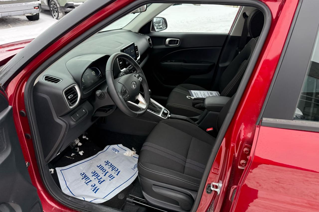 2024 Hyundai Venue Preferred IVT w/Two-Tone Photo12