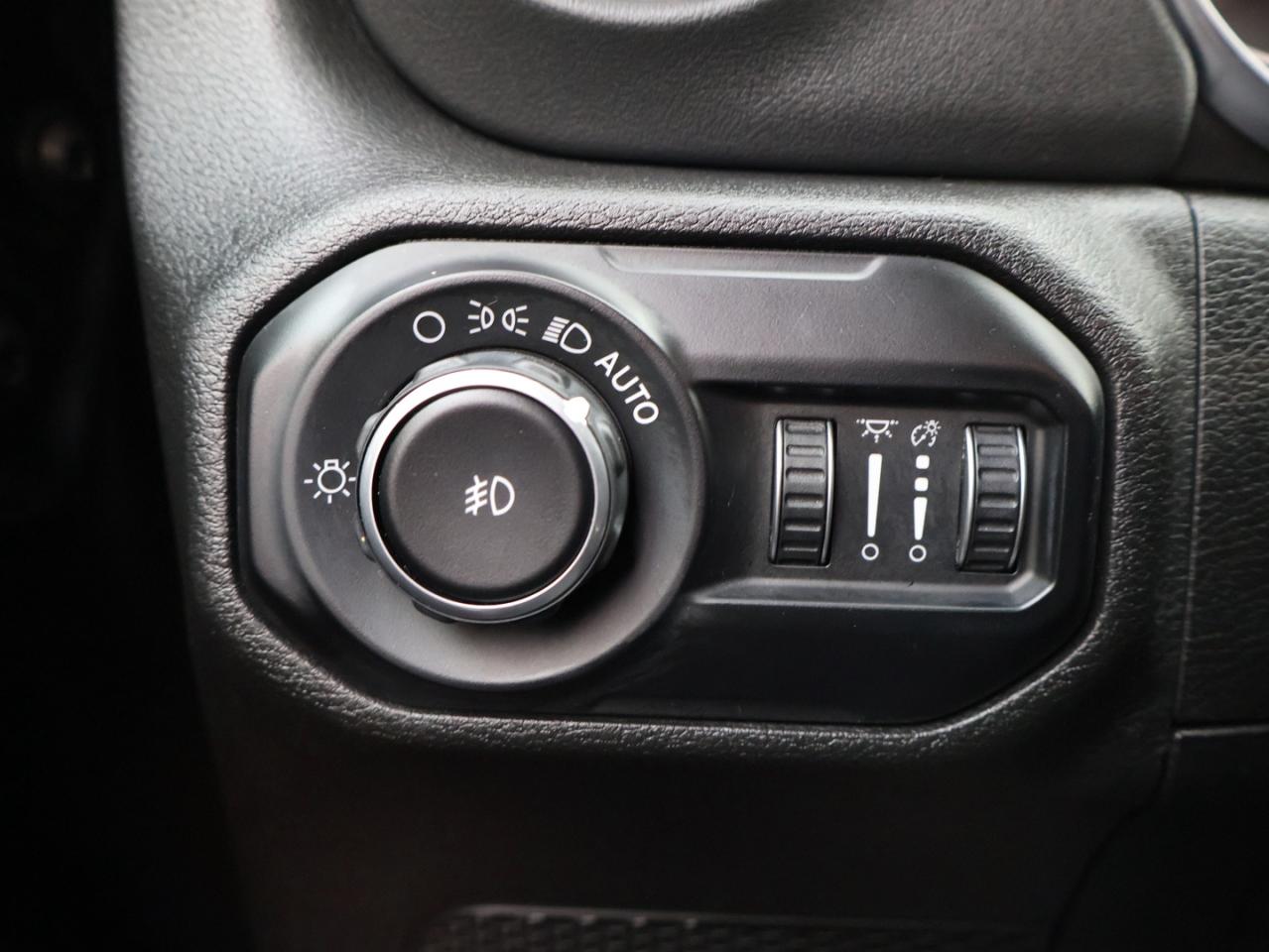 2020 Jeep Wrangler UMLIMITED SAHARA CERTIFIED CAMERA NAV BLUETOOTH LEATHER HEATED SEATS CRUISE ALLOYS Photo