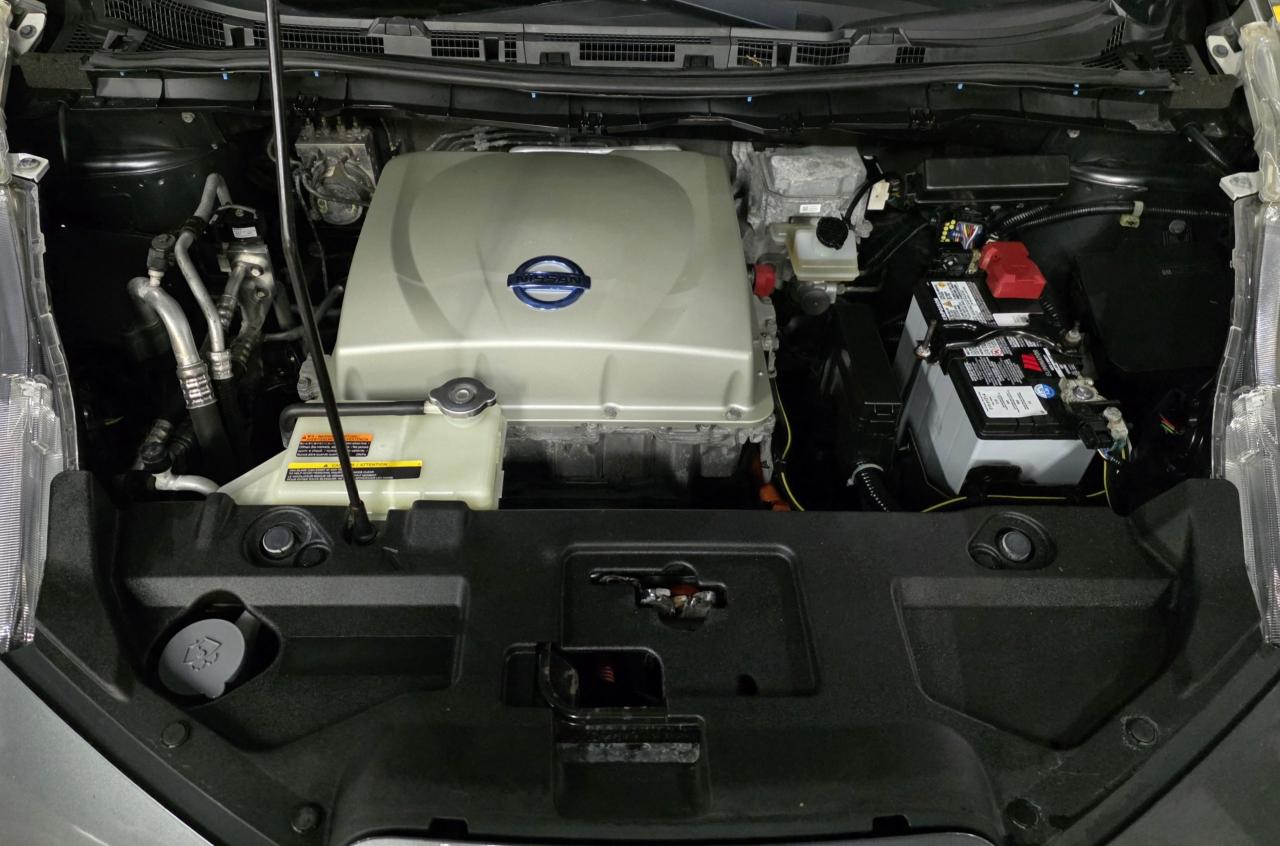 2015 Nissan Leaf SL Photo