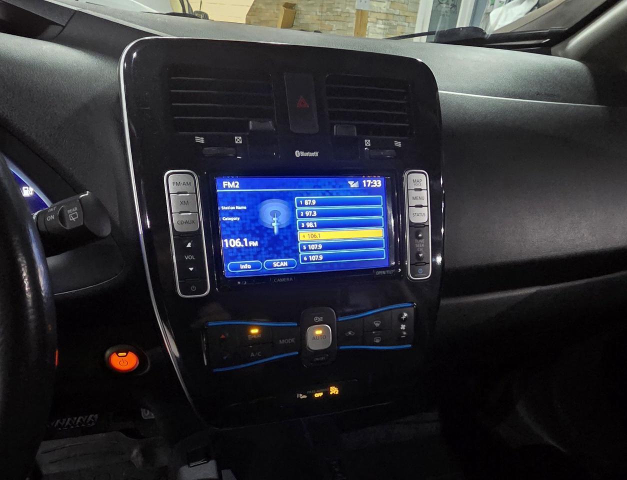 2015 Nissan Leaf SL Photo