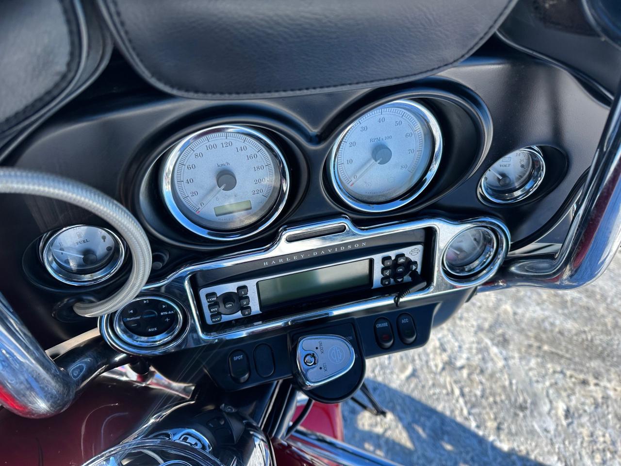 2012 Harley-Davidson Street Glide ONLY 50KMS, BARS, EXHAUST, LIGHT DAMAGE, AS IS - Photo #12