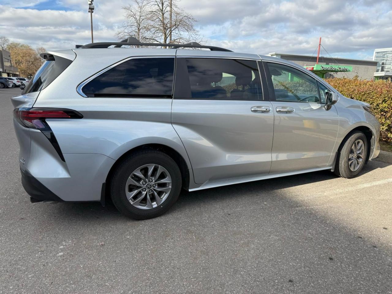 2022 Toyota Sienna XLE - Photo #10