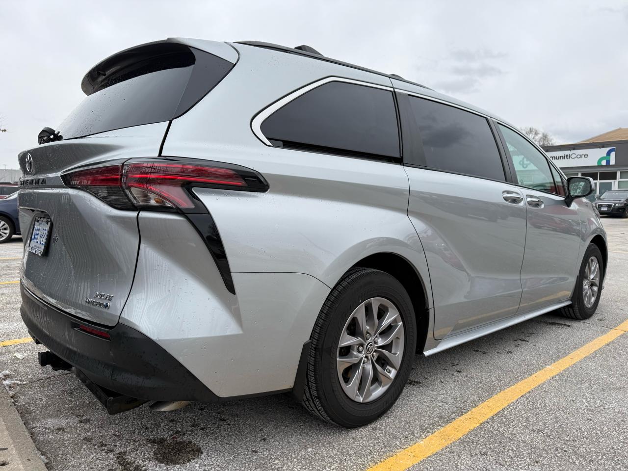 2022 Toyota Sienna XLE - Photo #6