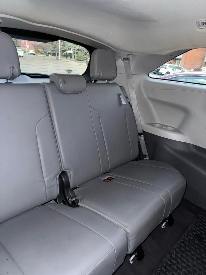 2022 Toyota Sienna XLE - Photo #8