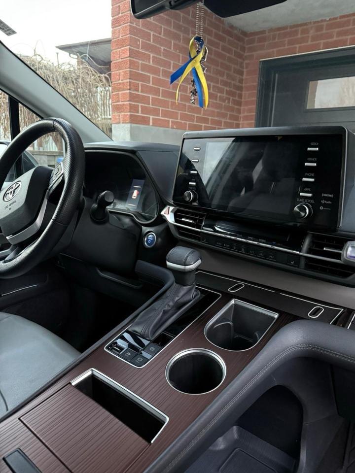 2022 Toyota Sienna XLE - Photo #3