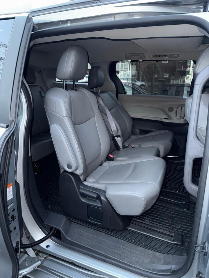 2022 Toyota Sienna XLE - Photo #4