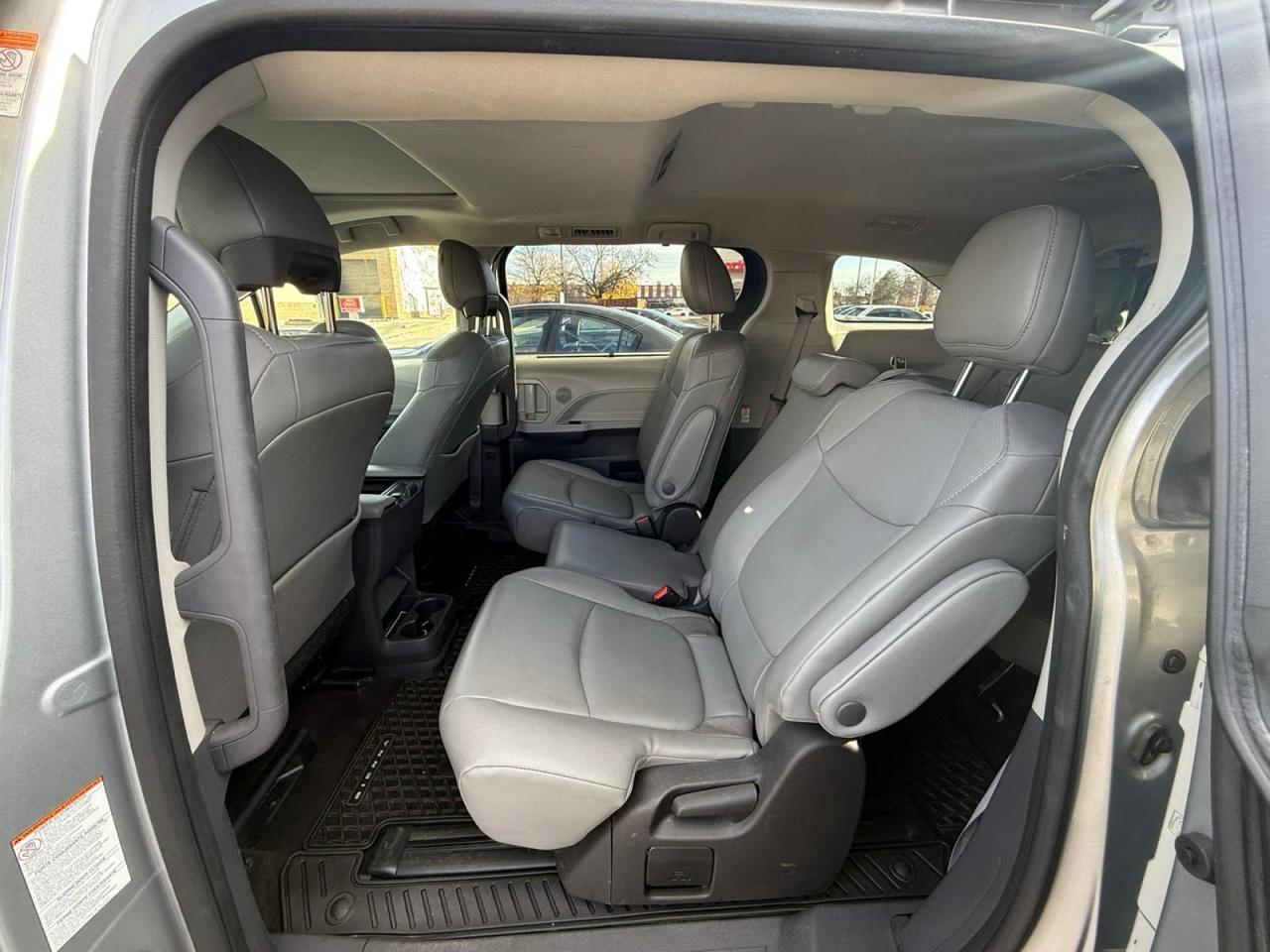 2022 Toyota Sienna XLE - Photo #9