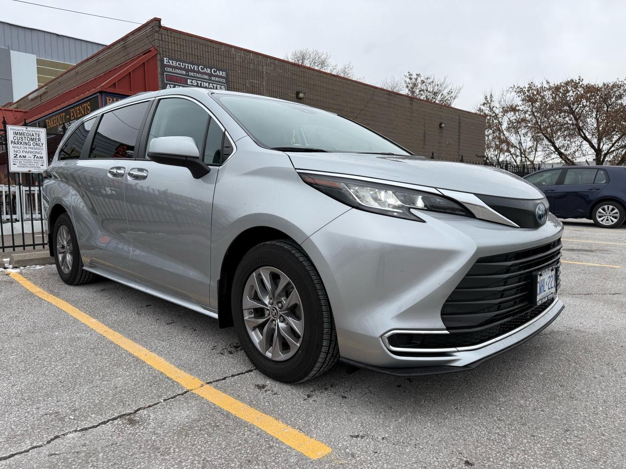 2022 Toyota Sienna XLE - Photo #2