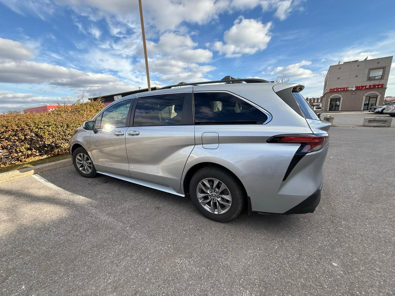 2022 Toyota Sienna XLE - Photo #5