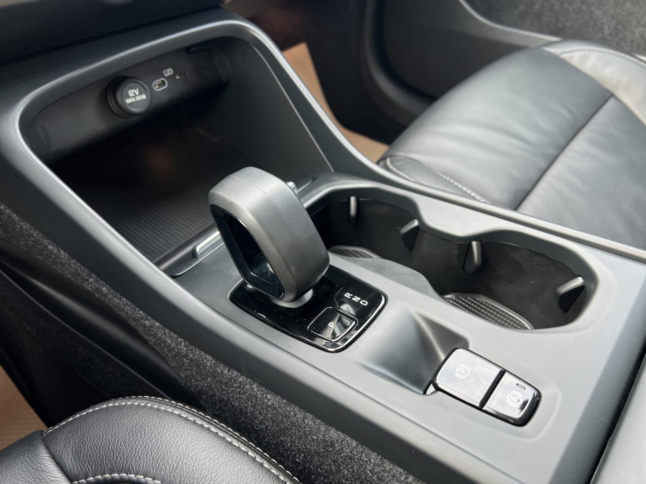 2023 Volvo XC40 B5 AWD Core - Navigation System - Leather !!! Photo