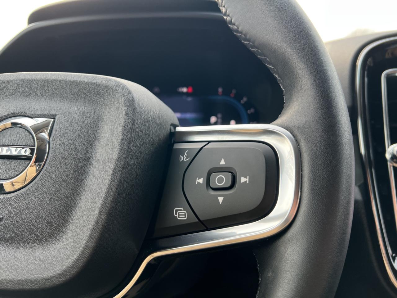 2023 Volvo XC40 B5 AWD Core - Navigation System - Leather !!! Photo