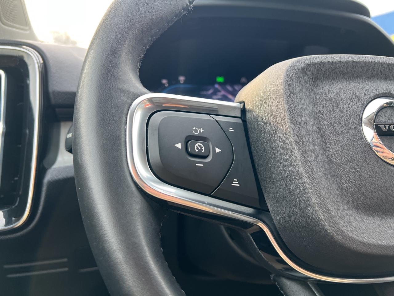 2023 Volvo XC40 B5 AWD Core - Navigation System - Leather !!! Photo