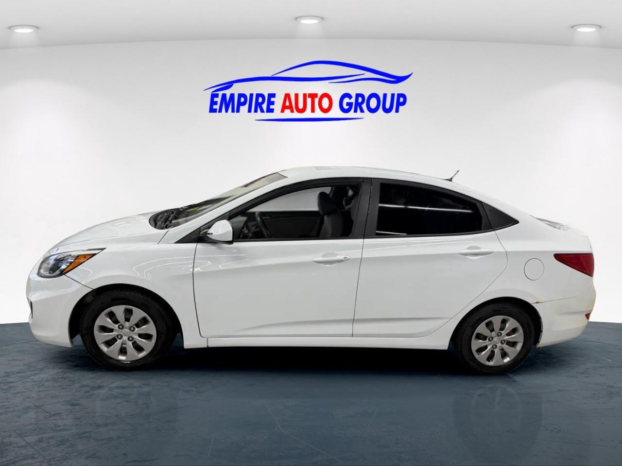 2016 Hyundai Accent SE Photo3