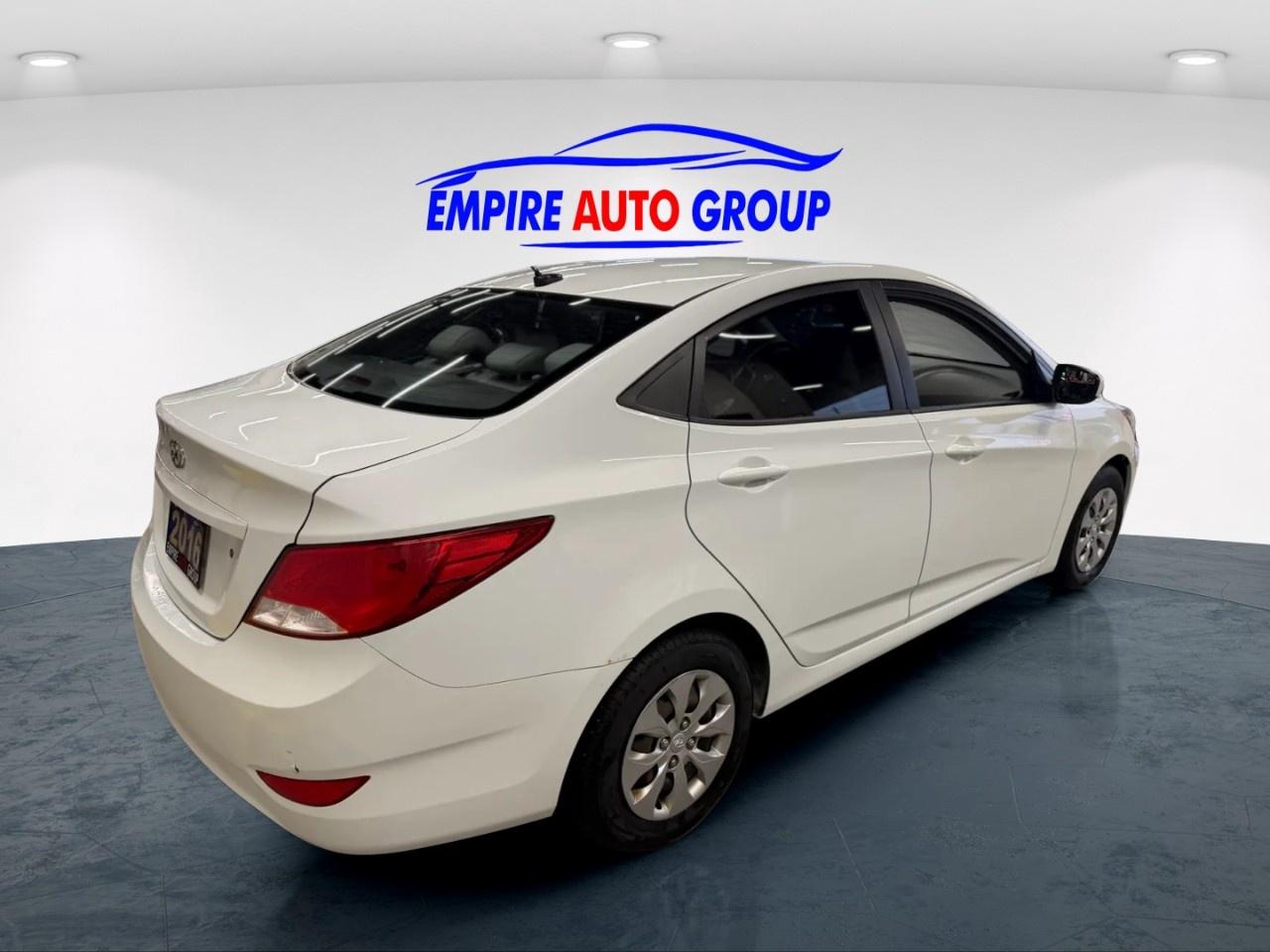 2016 Hyundai Accent SE Photo