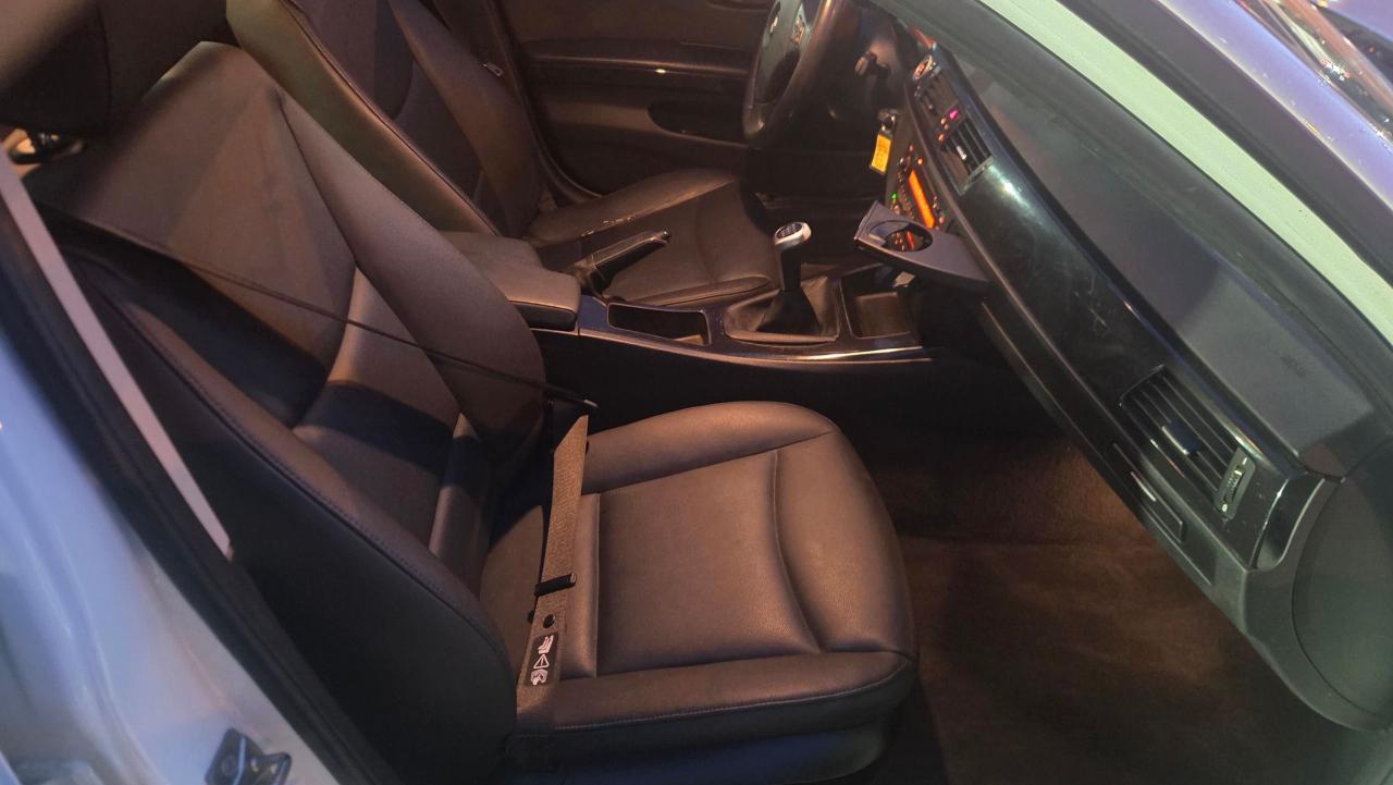 2011 BMW 3 Series 328i xDrive Classic Edition - Photo #9