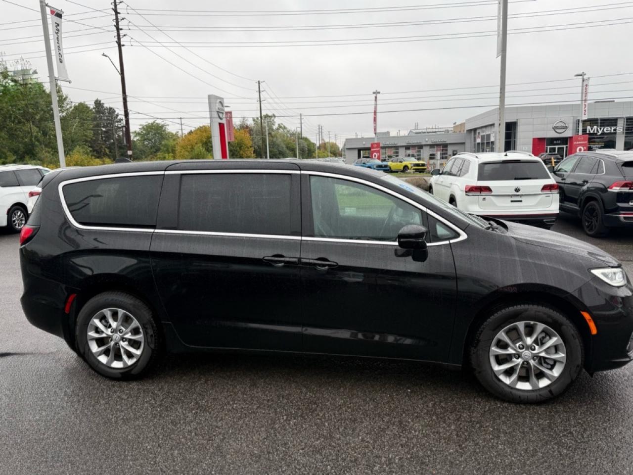 2026 Chrysler Pacifica Select AWD  Heated Seats Photo4