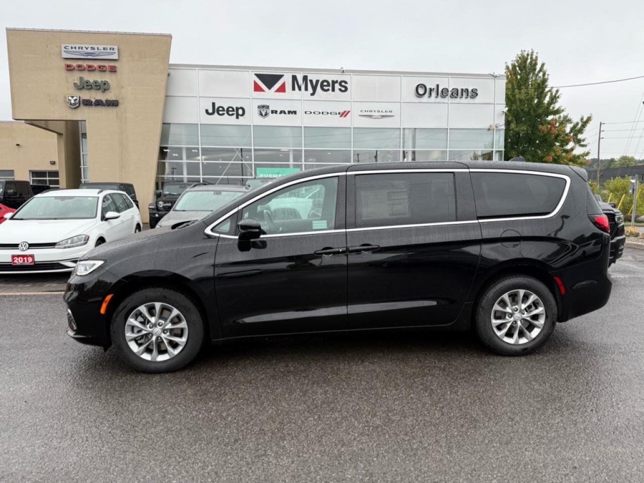 2026 Chrysler Pacifica Select AWD  Heated Seats Photo