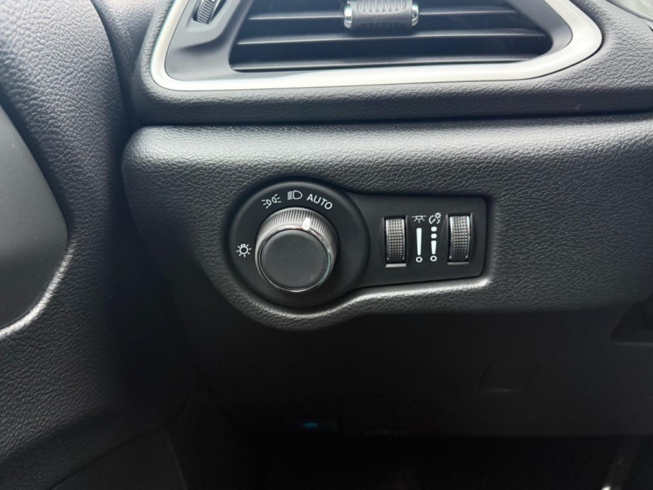 2026 Chrysler Pacifica Select AWD  Heated Seats Photo