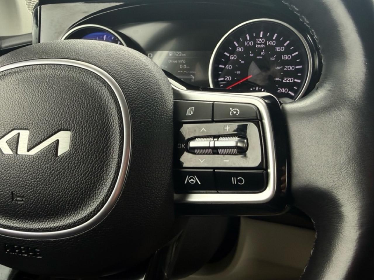 2024 Kia Carnival LX  - Apple CarPlay -  Android Auto Photo