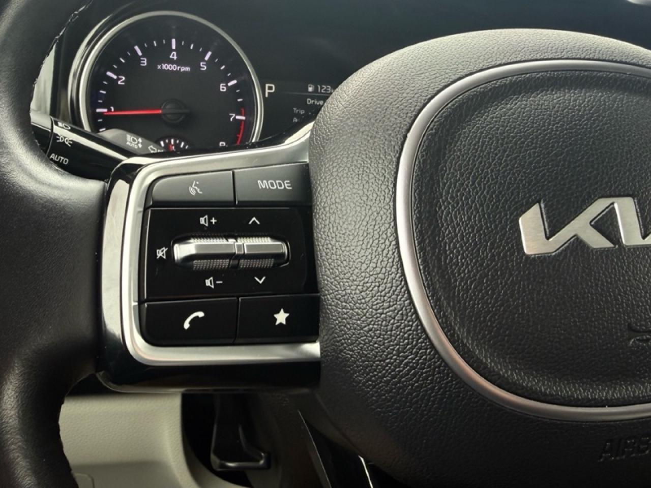 2024 Kia Carnival LX  - Apple CarPlay -  Android Auto Photo