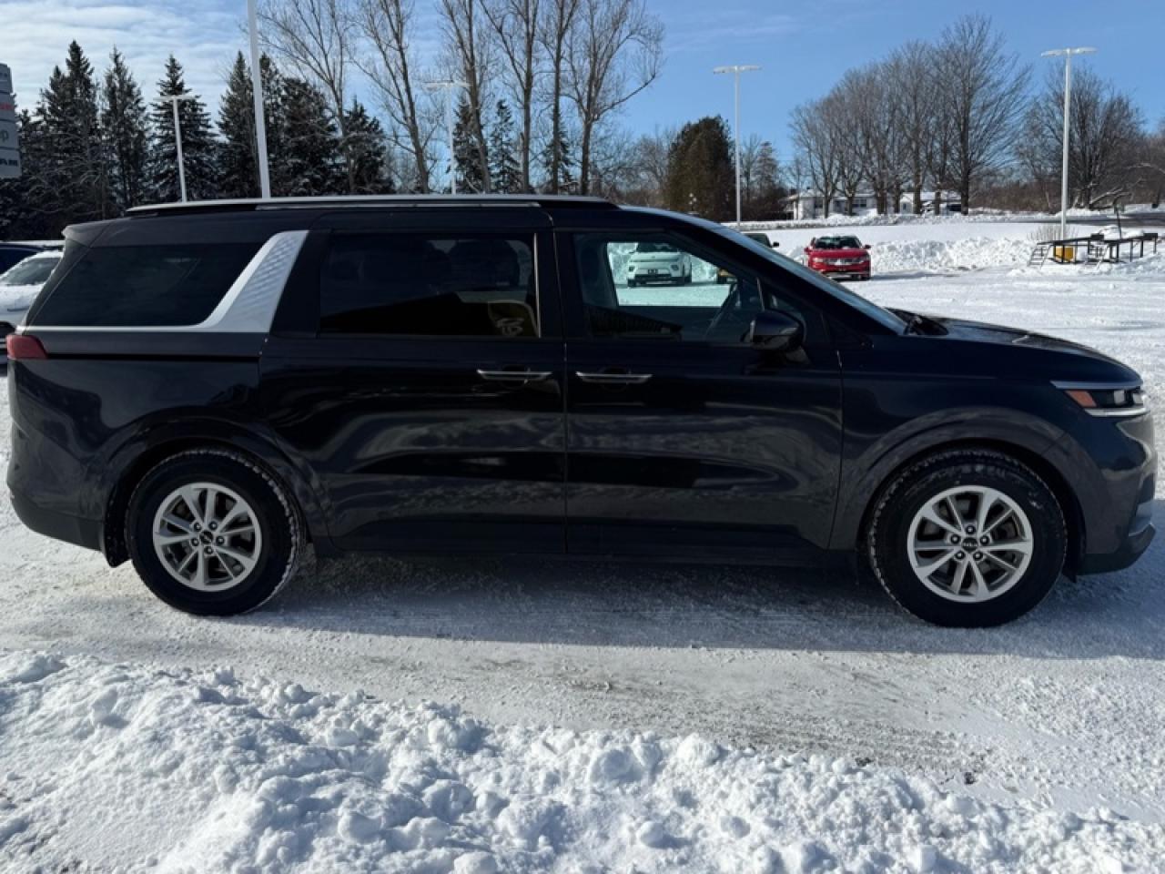 2024 Kia Carnival LX  - Apple CarPlay -  Android Auto Photo4