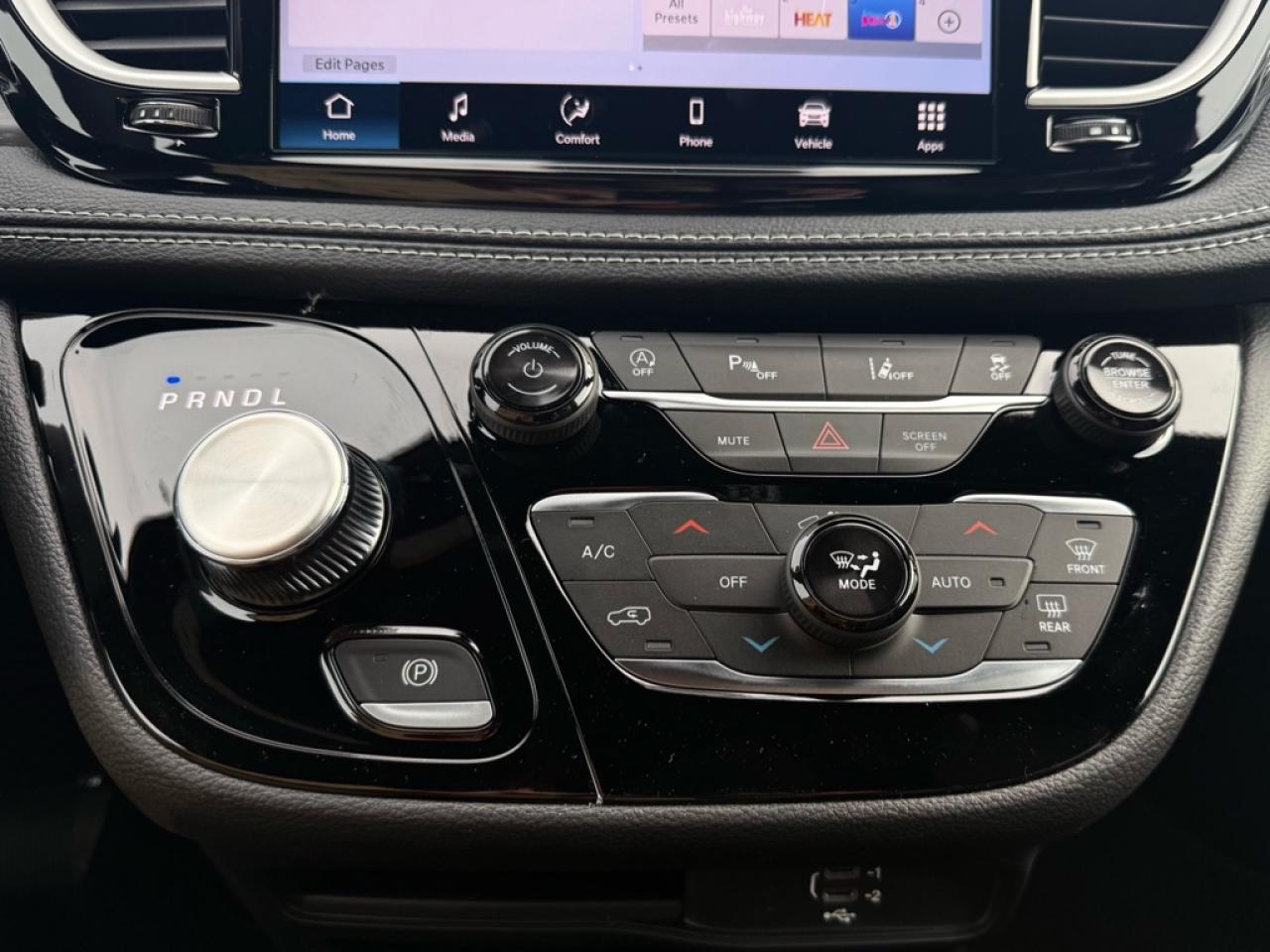 2026 Chrysler Pacifica Select  - Apple CarPlay - $153.33 /Wk Photo