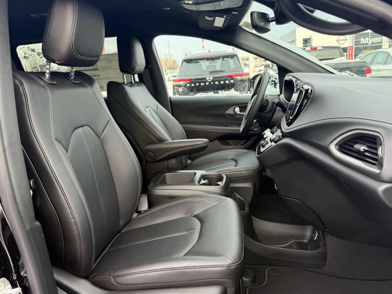 2026 Chrysler Pacifica Select  - Apple CarPlay - $153.33 /Wk Photo