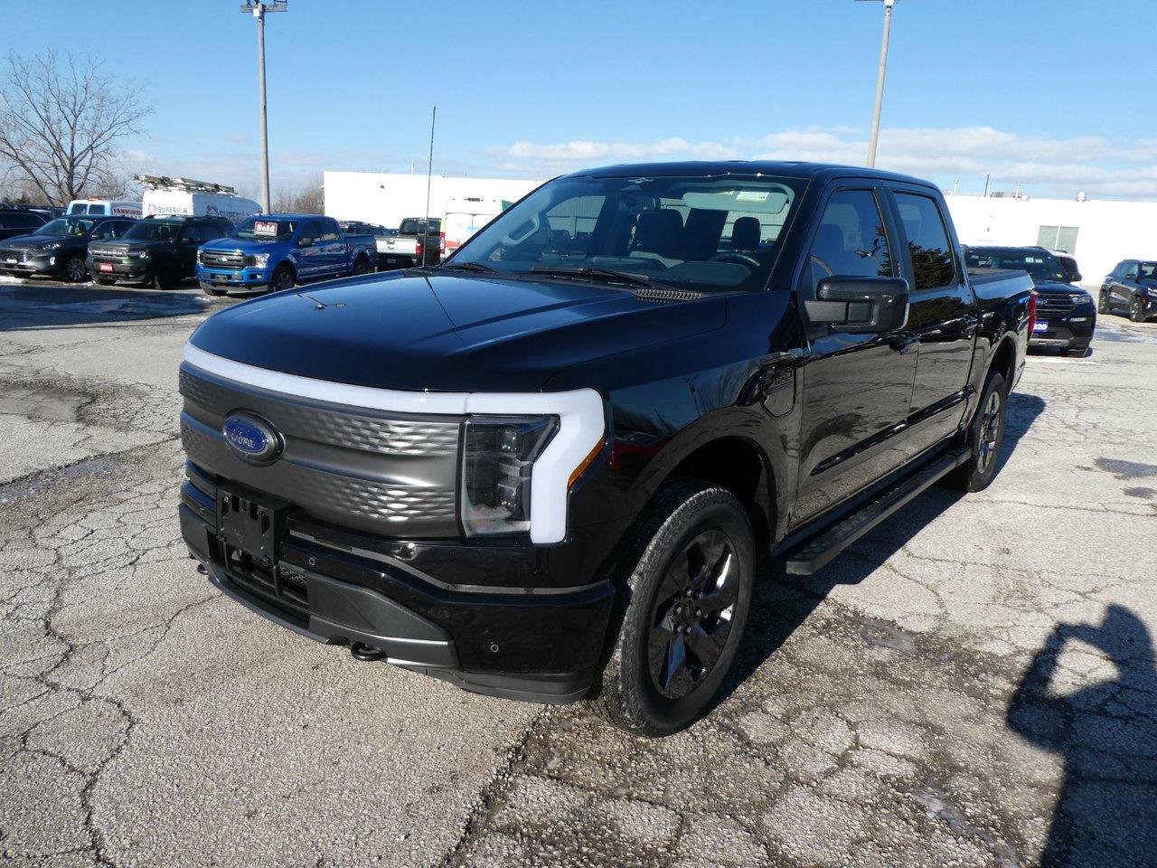 2023 Ford F-150 Lightning PRO/LIGHTN XLT Photo0