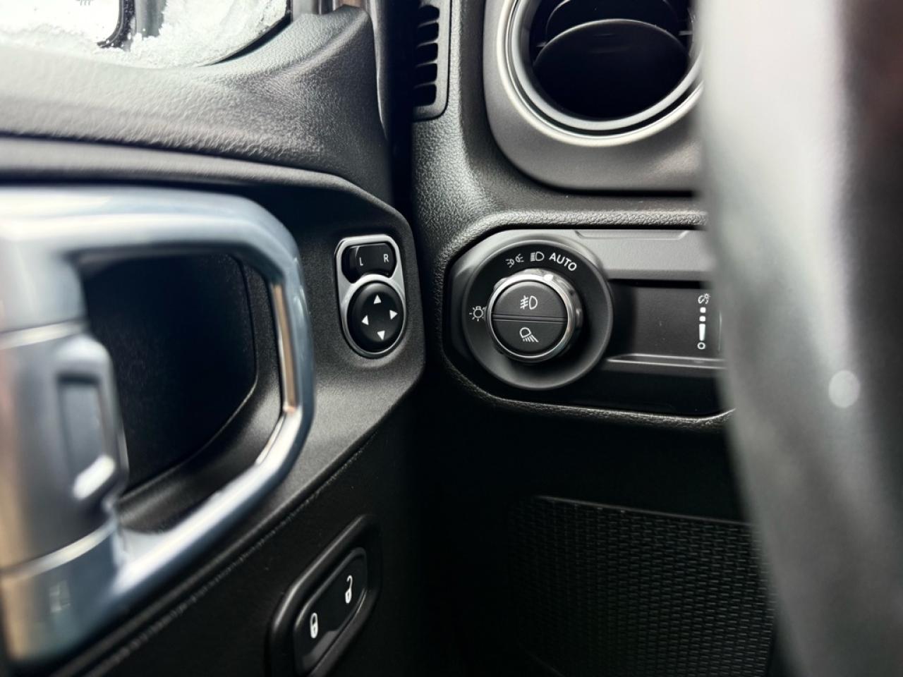 2023 Jeep Gladiator Sport S  -  Apple CarPlay - $151.36 /Wk Photo